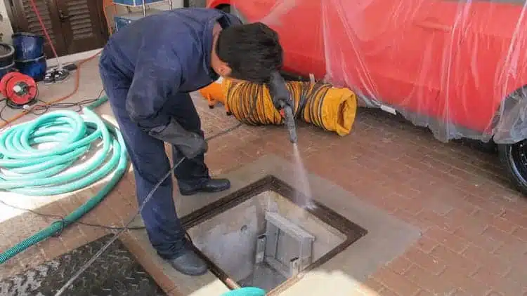 Thau rửa bể nước